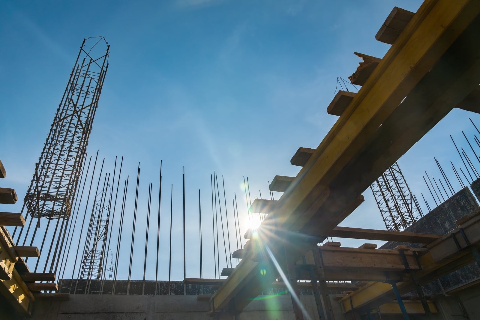 Formworksupportsthesecondfloorofamonolithicbuildingreinforcement
