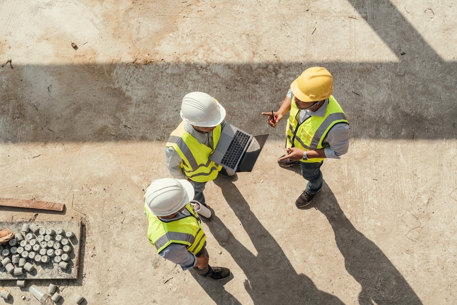 Topviewteamengineerbuildinginspectionusecomputerlaptopand