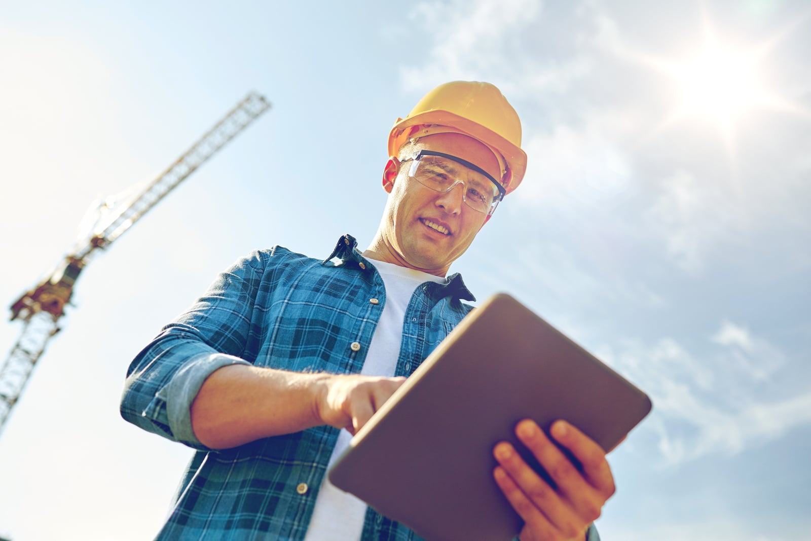 Businessbuildingindustrytechnologyandpeopleconcept smilingbuilder