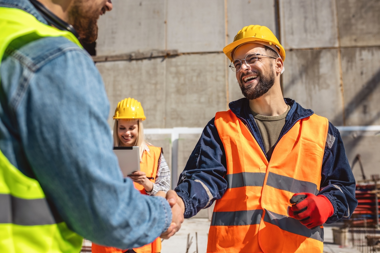 Contractorconstructionworkerteamhandsshakingafterplanprojectcontract