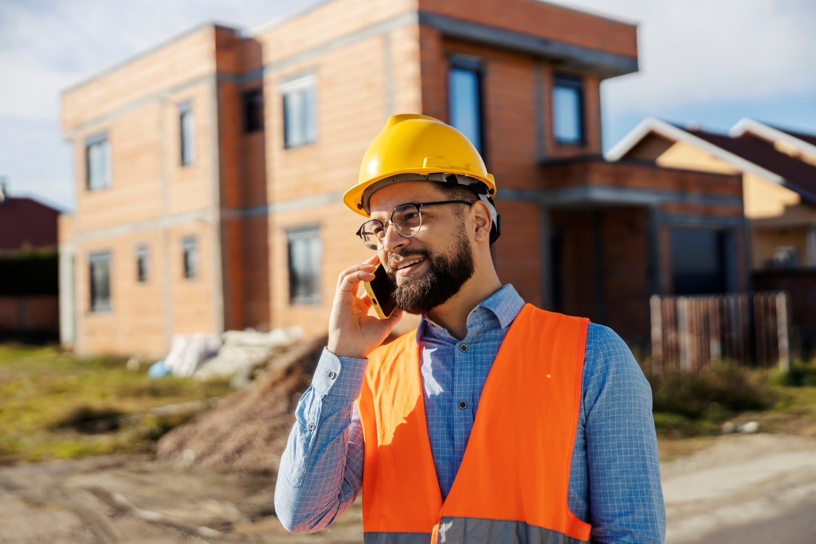 Portraitofahappyarchitectureengineerinprotectiveuniformstanding