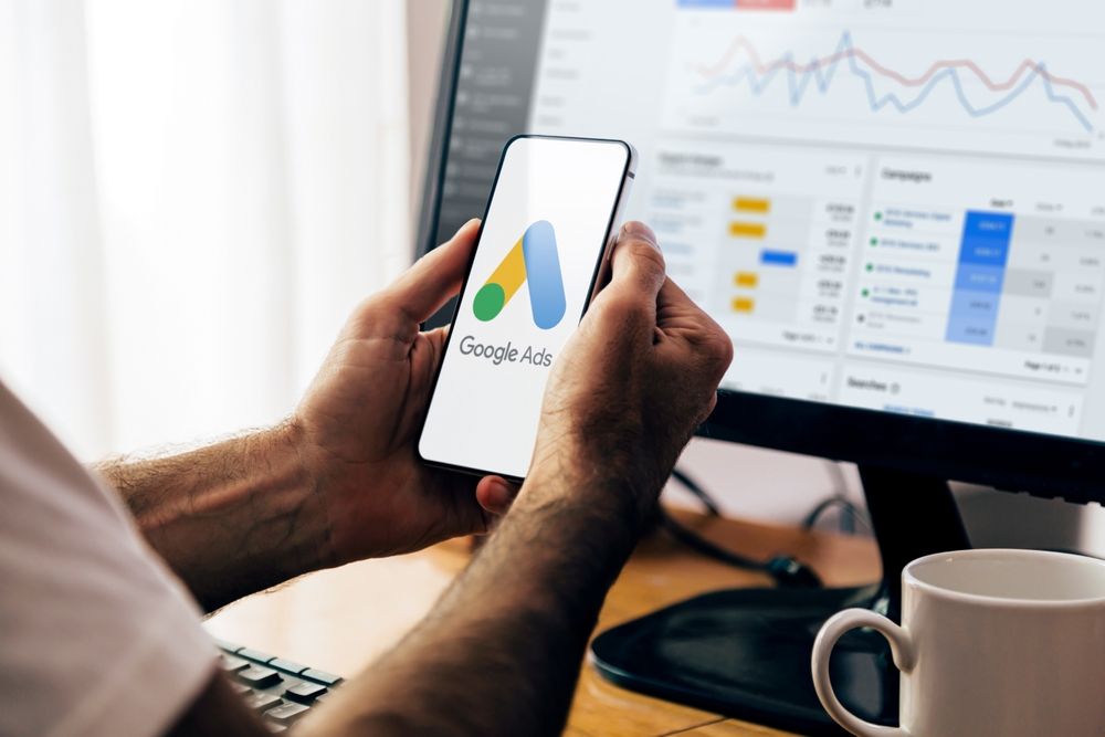 Manusingamobilephonewithgoogleadsonthe | construction spike Manusingamobilephonewithgoogleadsonthe