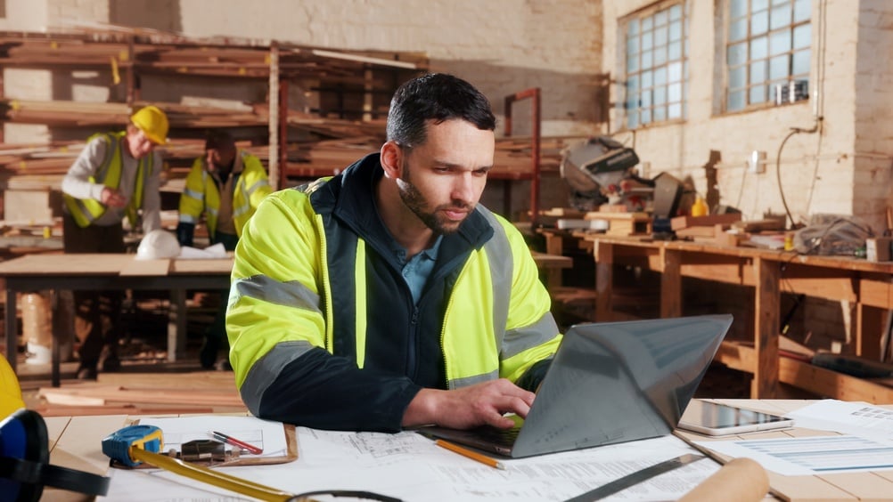 Readinglaptopandmaninworkshopforconstructioncontractmaterial | construction spike Readinglaptopandmaninworkshopforconstructioncontractmaterial