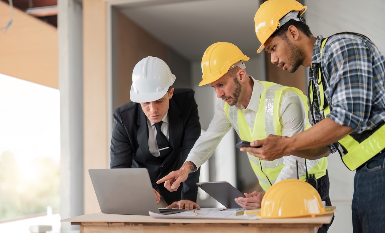 Diverseteamofspecialistsuselaptoponconstructionsitereal
