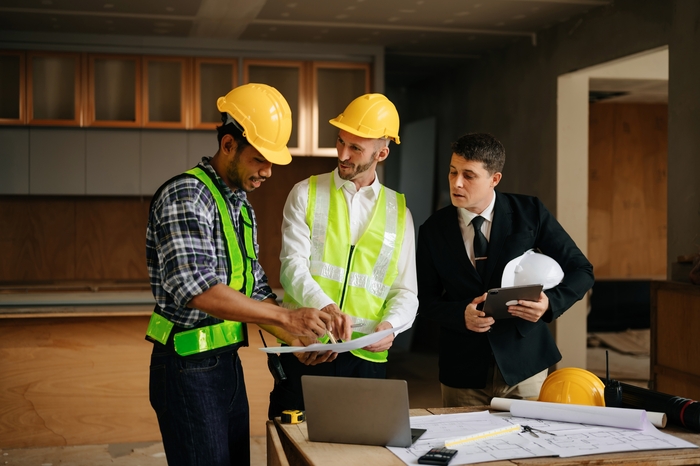 Engineersarediscussingdataworkingandlaptoportabletwith